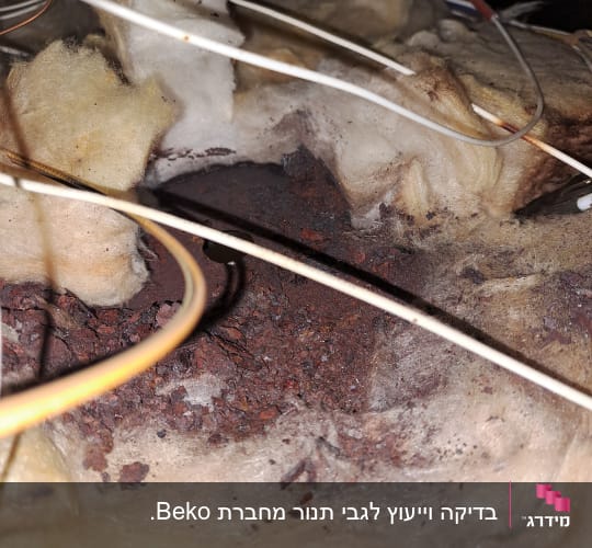 חוטי חשמל לבנים על רקע חומר מבודד